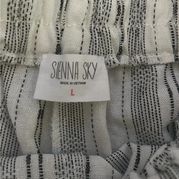 Sienna Sky Linen Shorts- Size Large. Great Condition - Picture 3 of 3